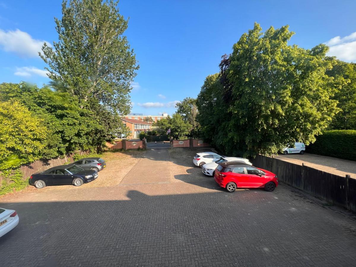 All Seasons Gatwick Guest House & Parking Хорли Экстерьер фото