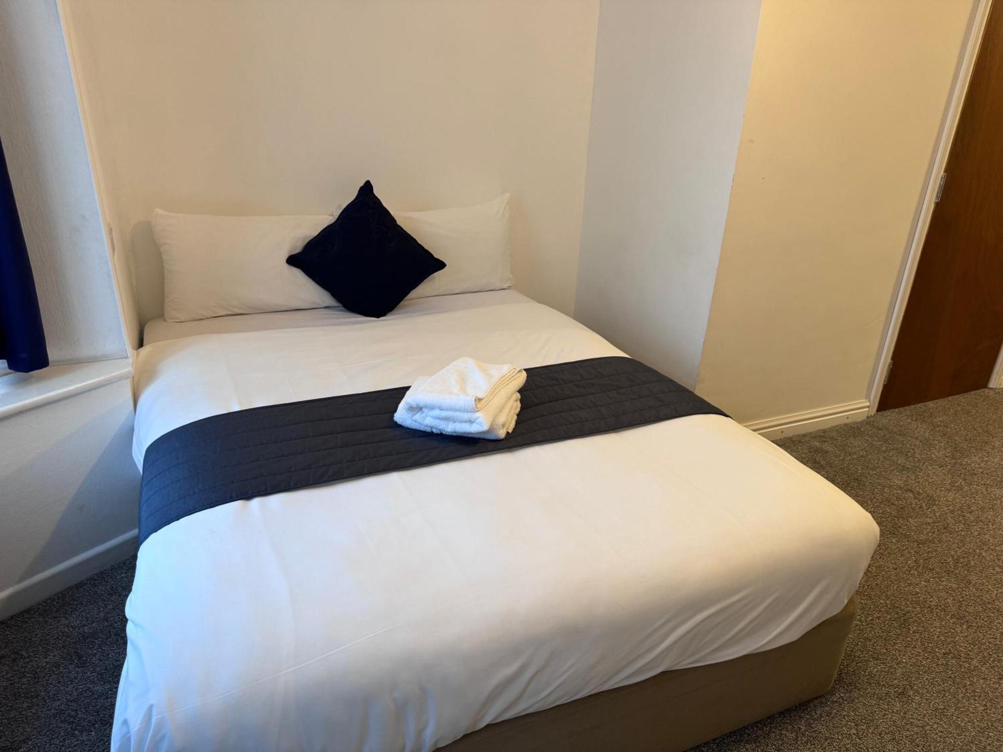 All Seasons Gatwick Guest House & Parking Хорли Экстерьер фото