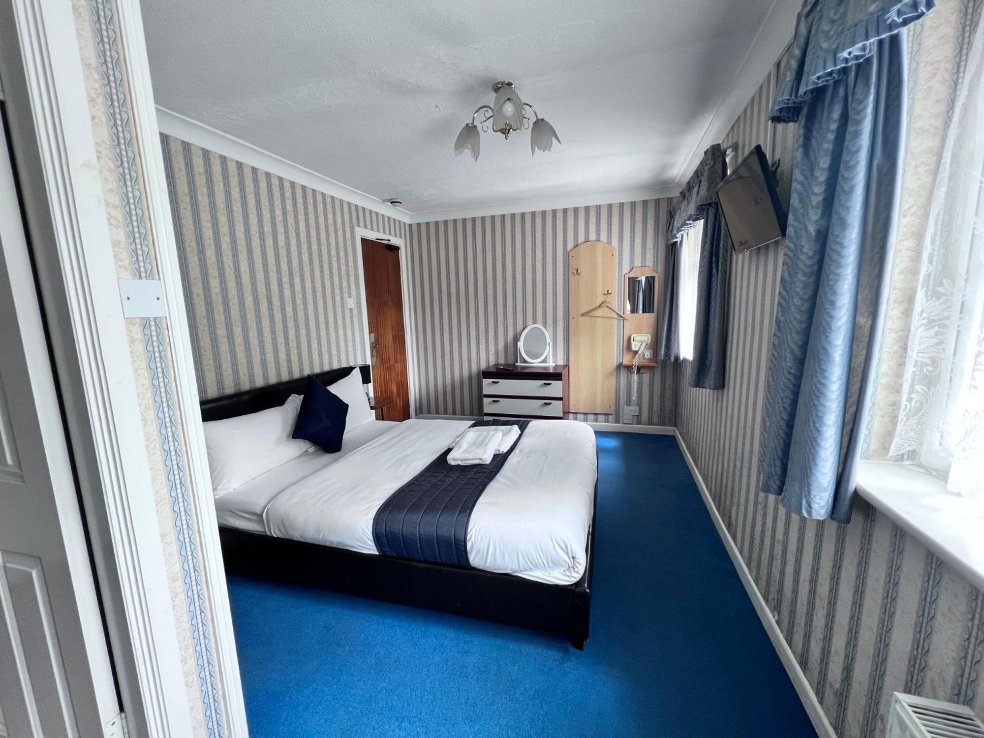 All Seasons Gatwick Guest House & Parking Хорли Экстерьер фото