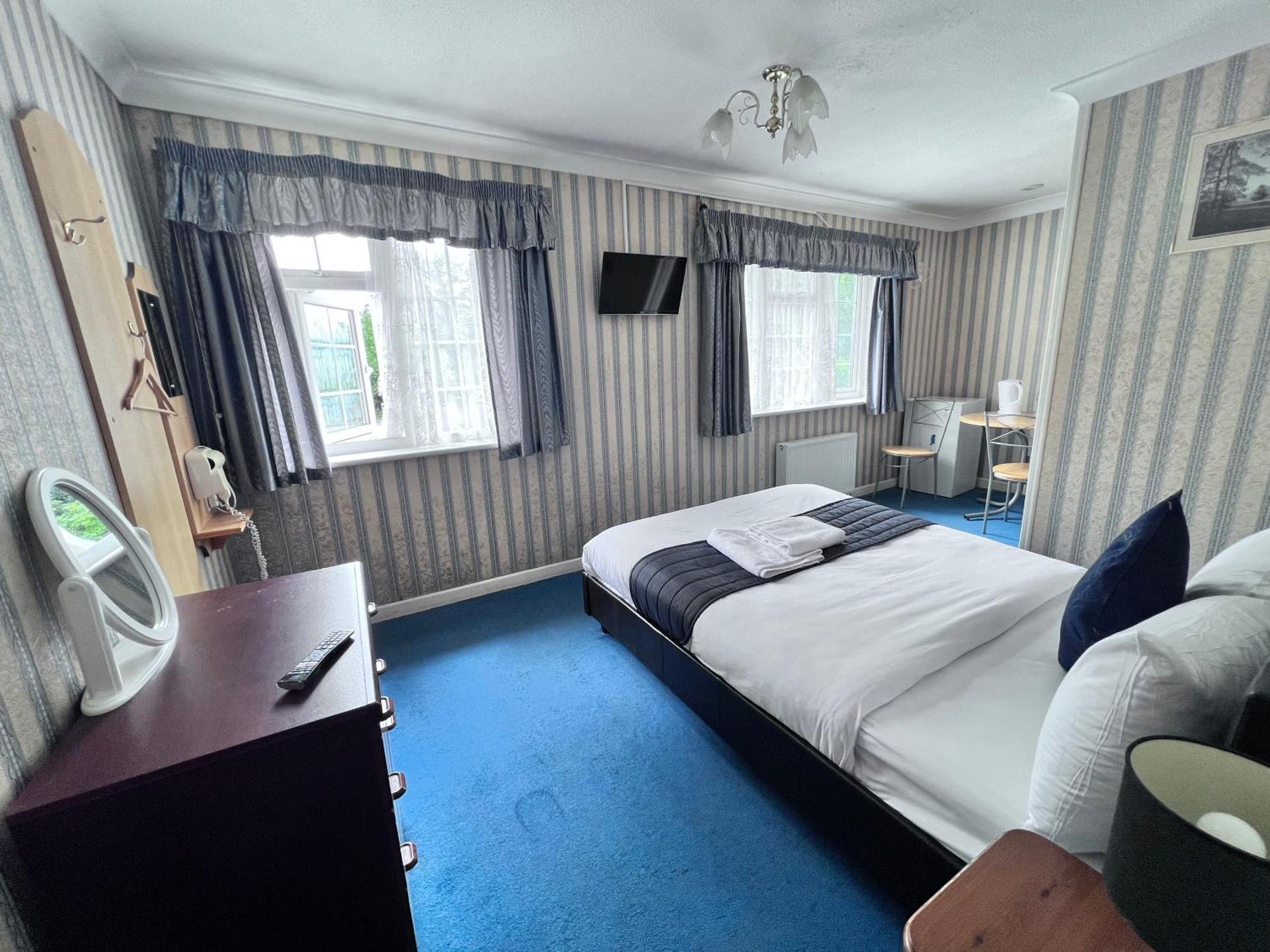 All Seasons Gatwick Guest House & Parking Хорли Экстерьер фото