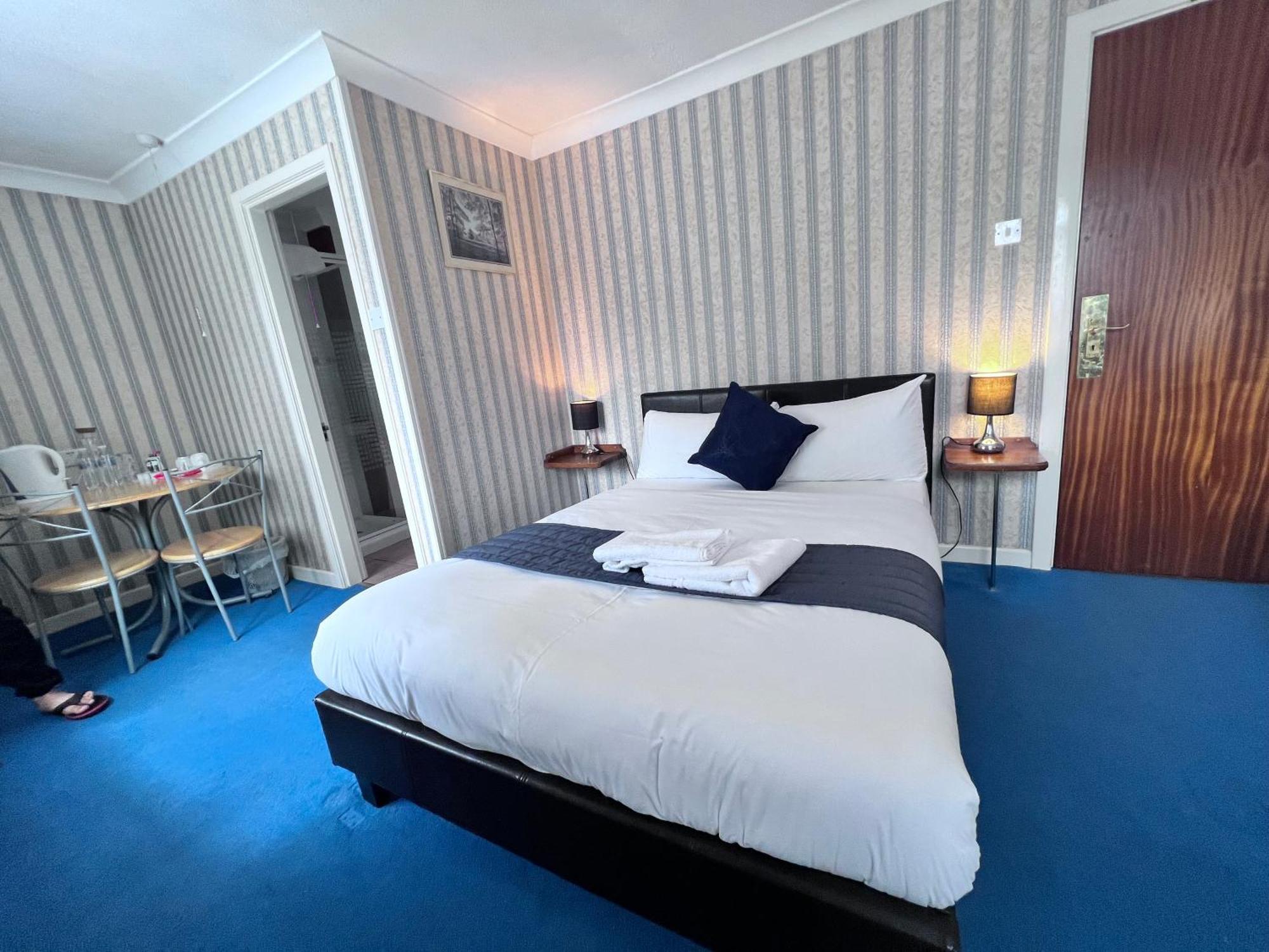 All Seasons Gatwick Guest House & Parking Хорли Экстерьер фото