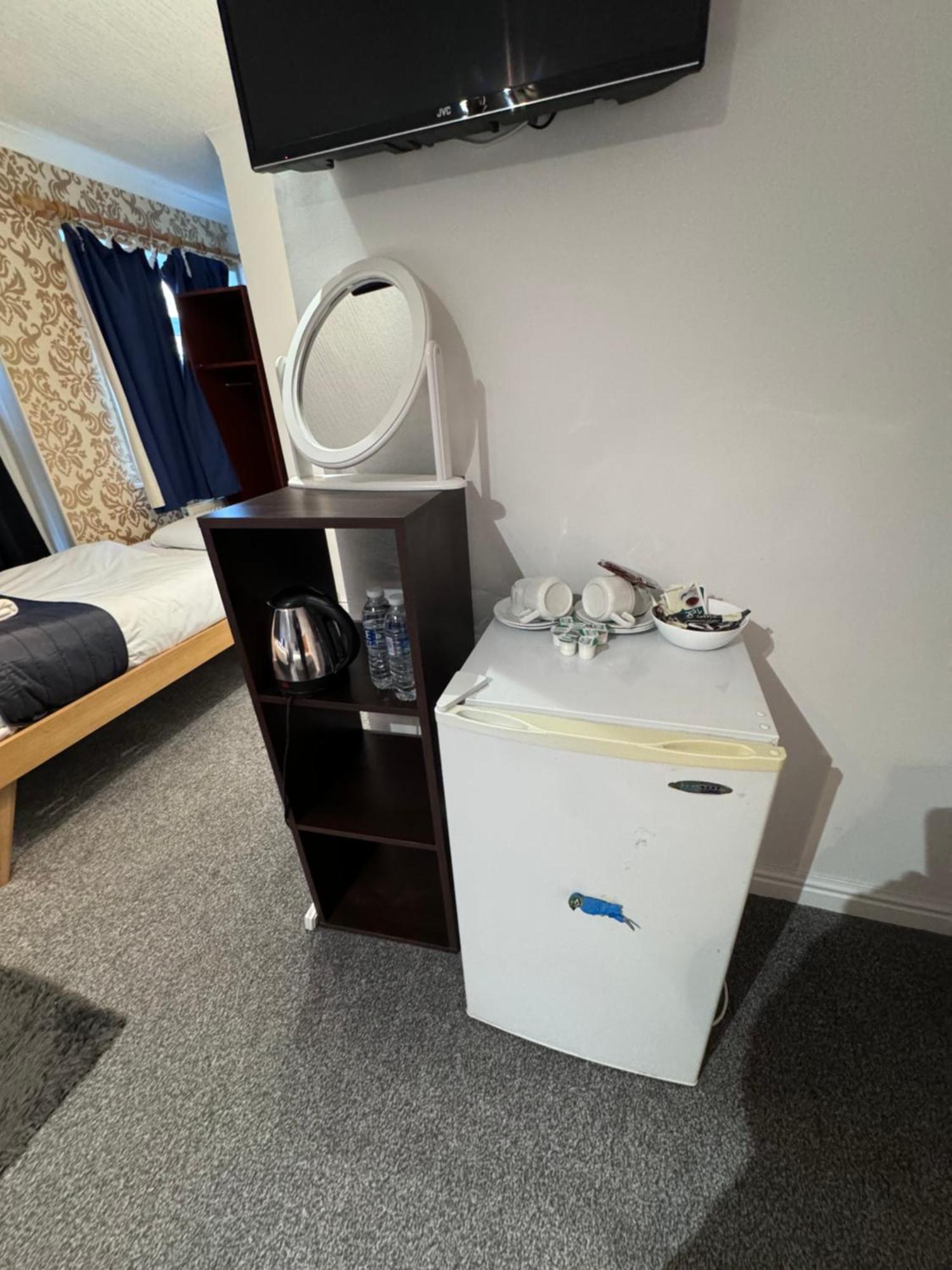 All Seasons Gatwick Guest House & Parking Хорли Экстерьер фото
