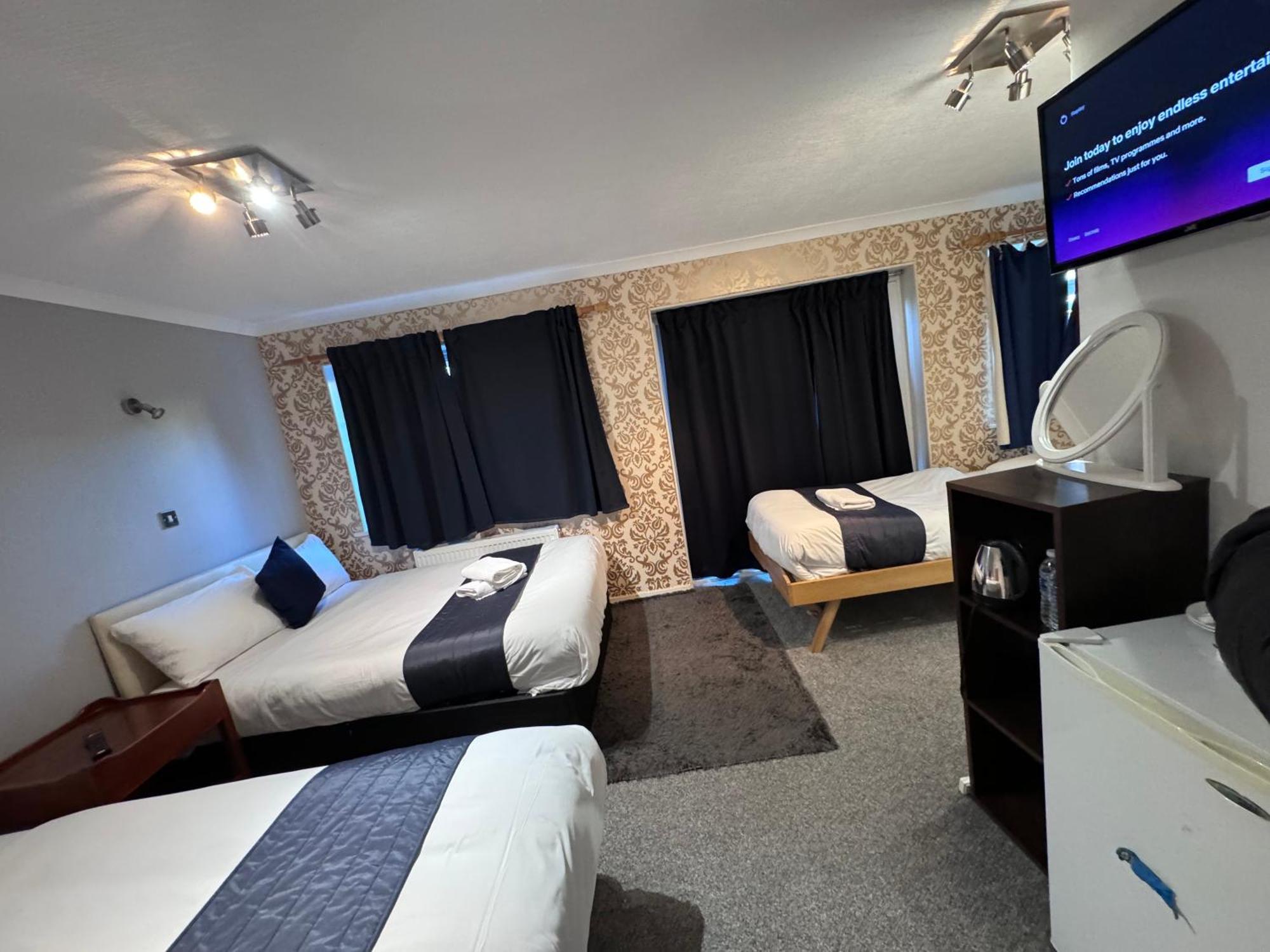 All Seasons Gatwick Guest House & Parking Хорли Экстерьер фото