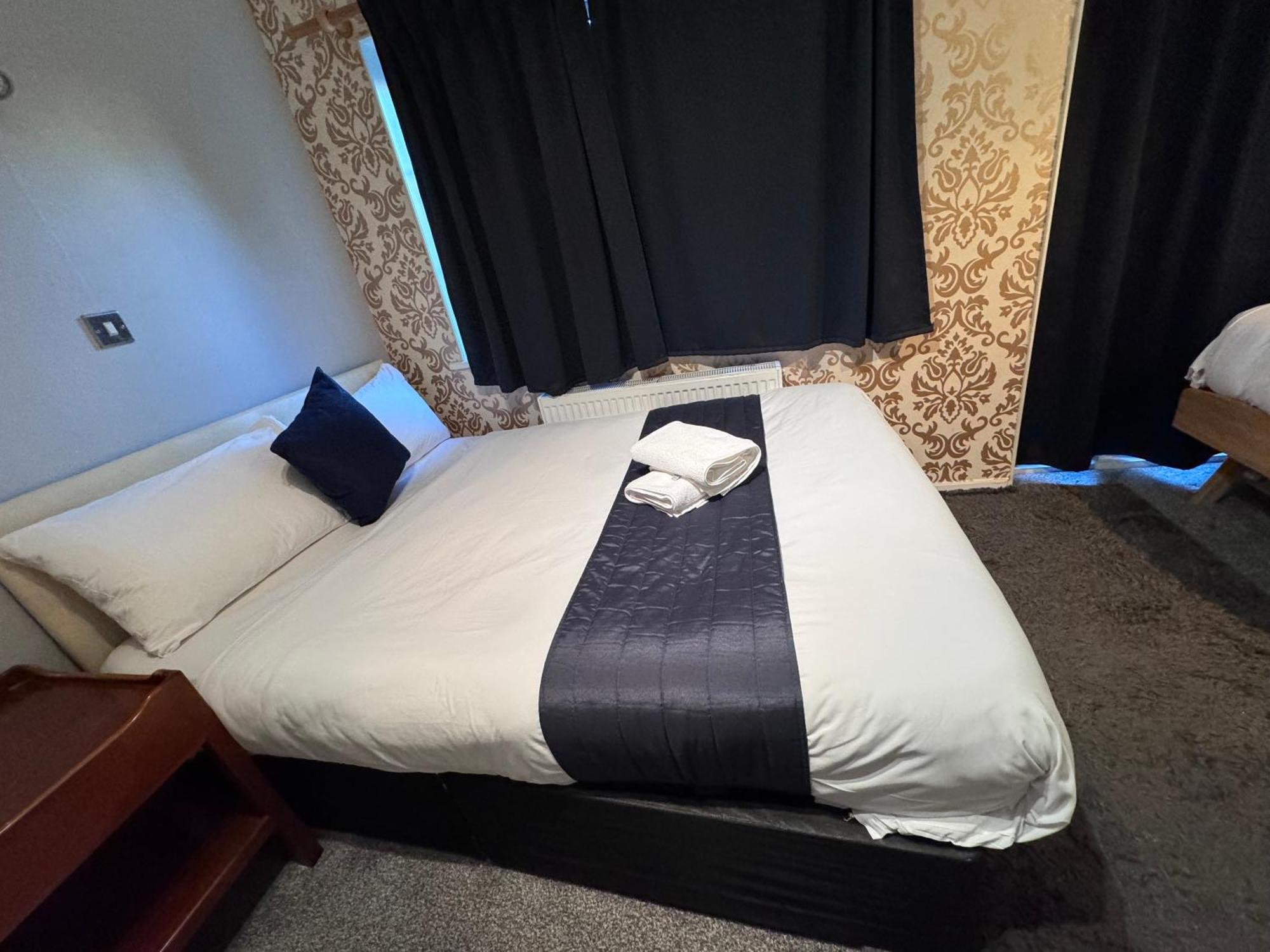 All Seasons Gatwick Guest House & Parking Хорли Экстерьер фото