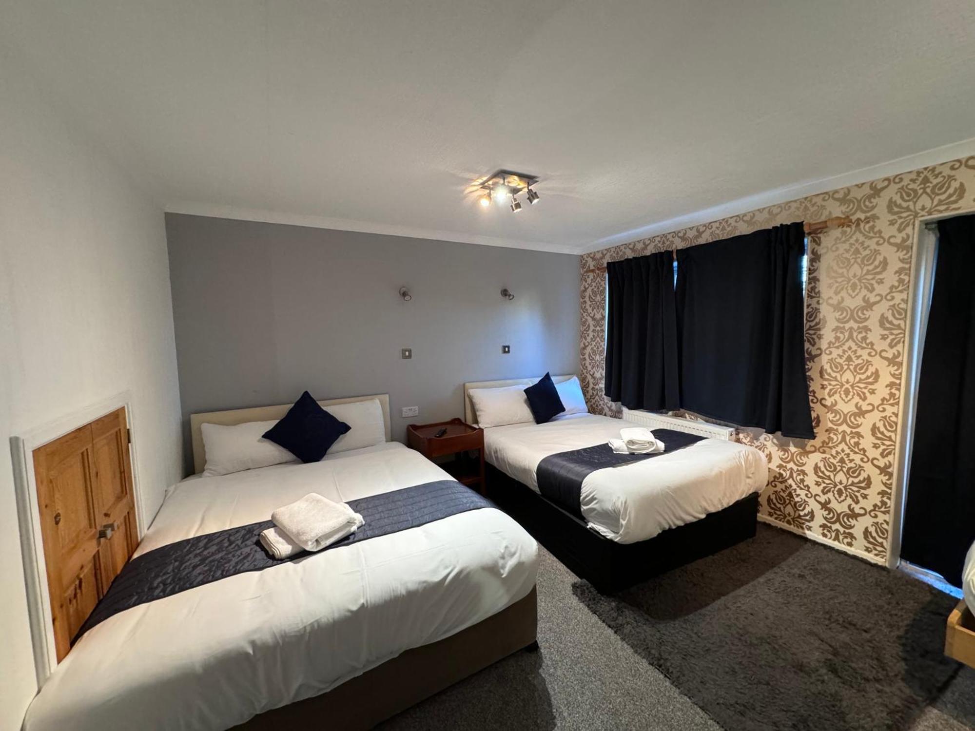 All Seasons Gatwick Guest House & Parking Хорли Экстерьер фото