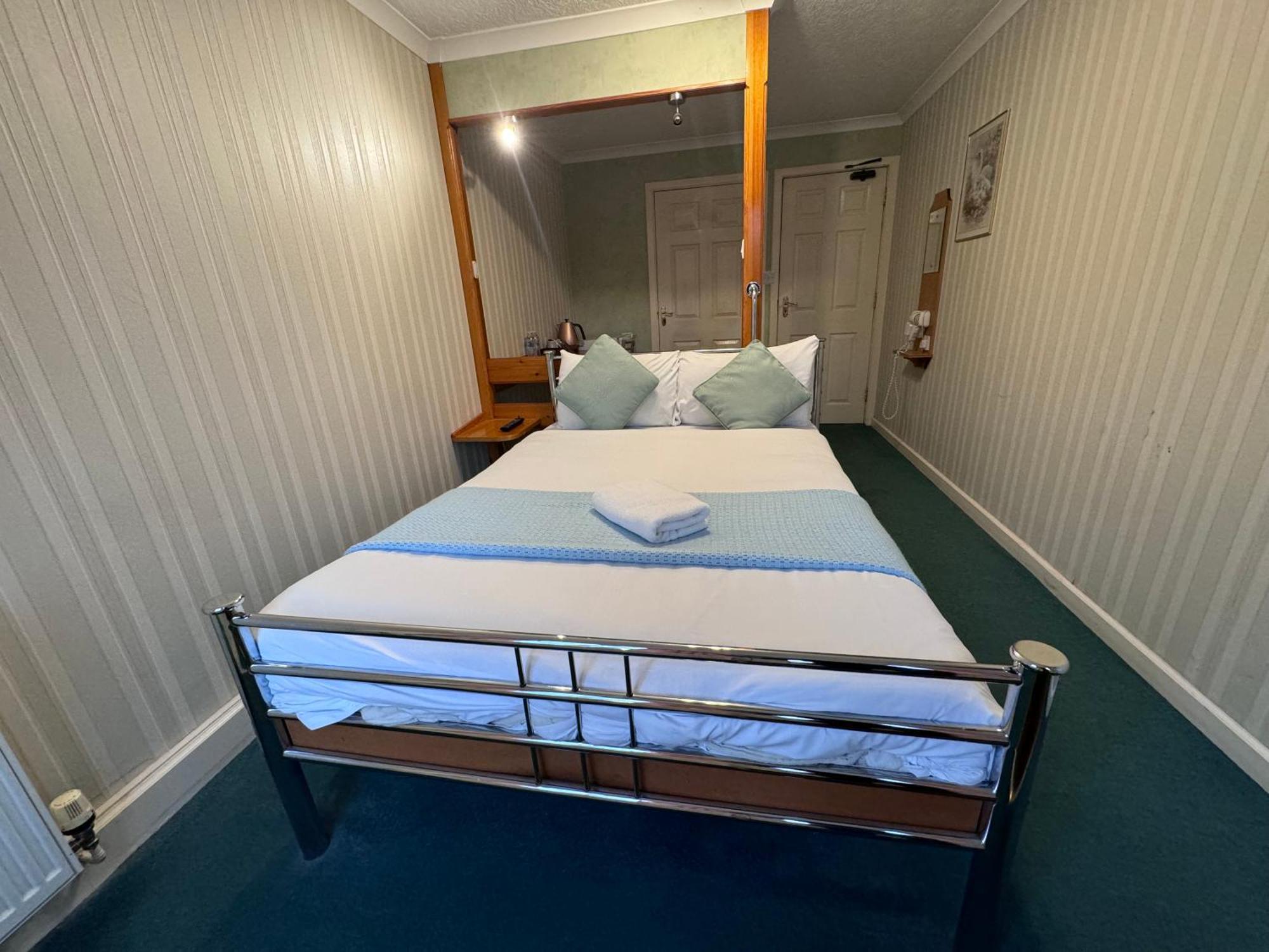 All Seasons Gatwick Guest House & Parking Хорли Экстерьер фото