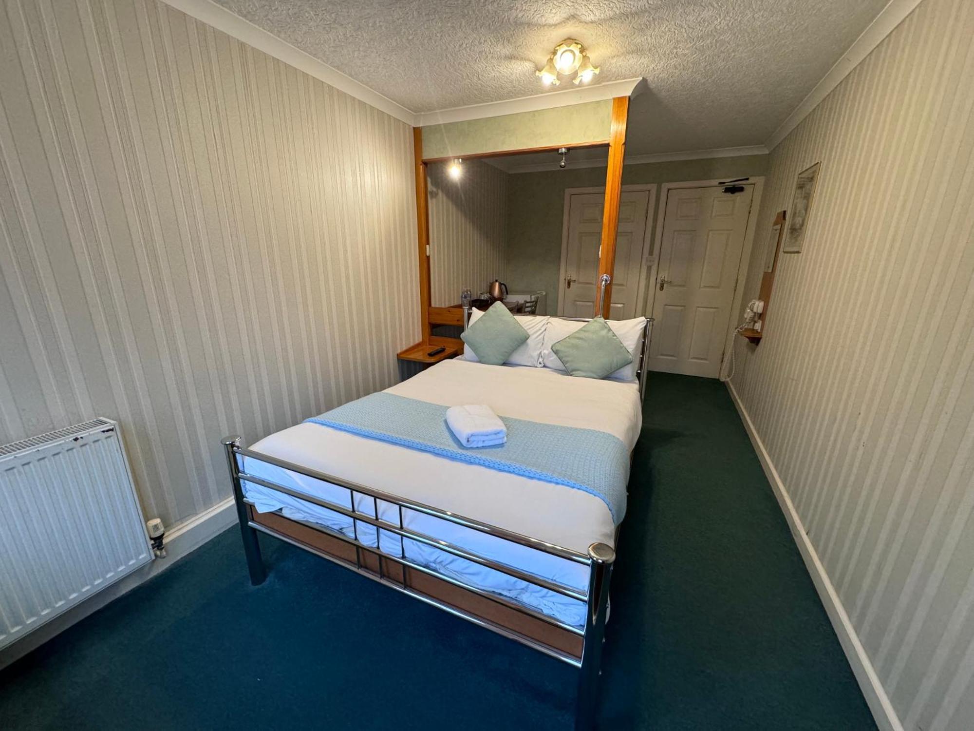 All Seasons Gatwick Guest House & Parking Хорли Экстерьер фото