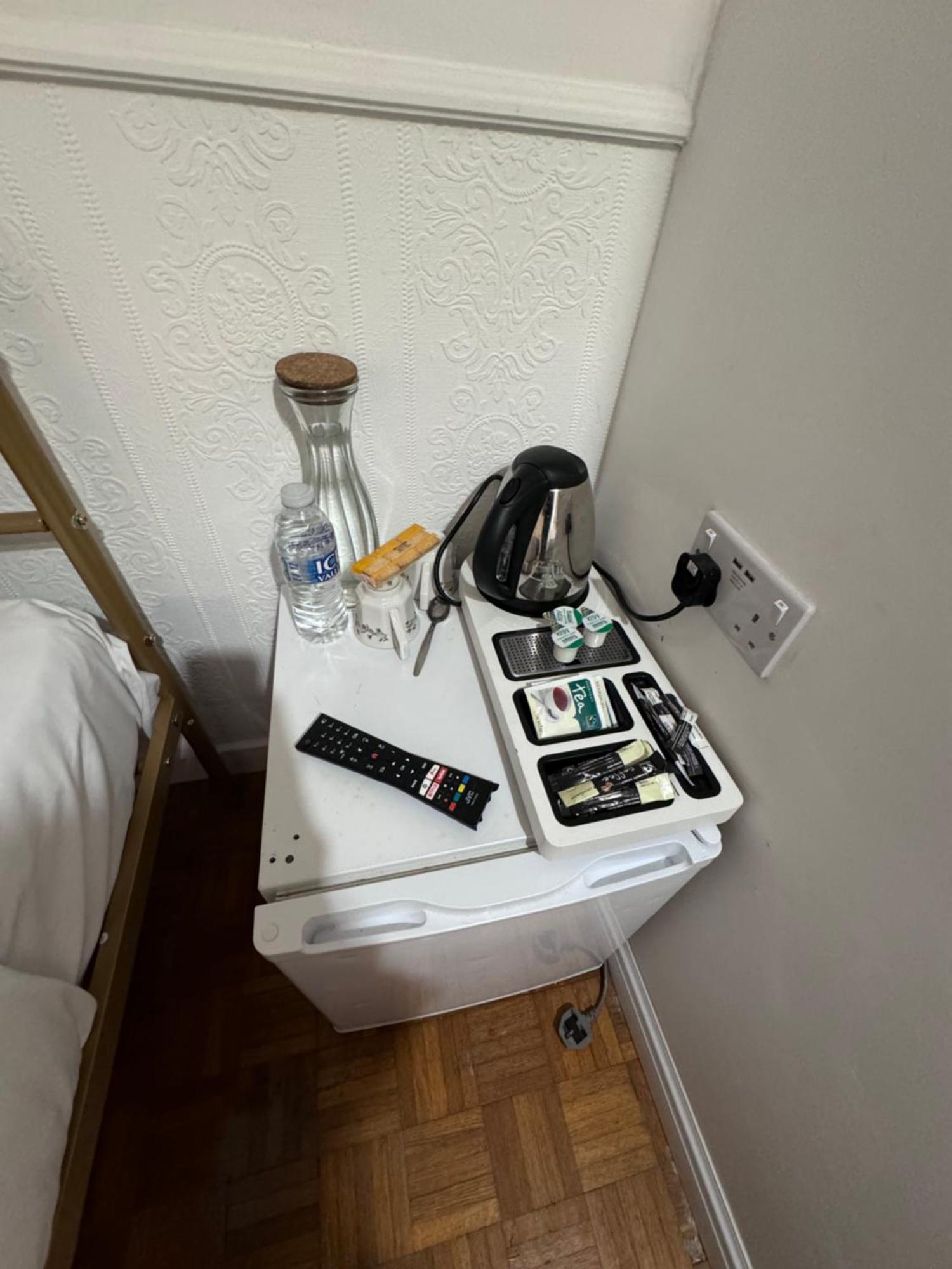 All Seasons Gatwick Guest House & Parking Хорли Экстерьер фото