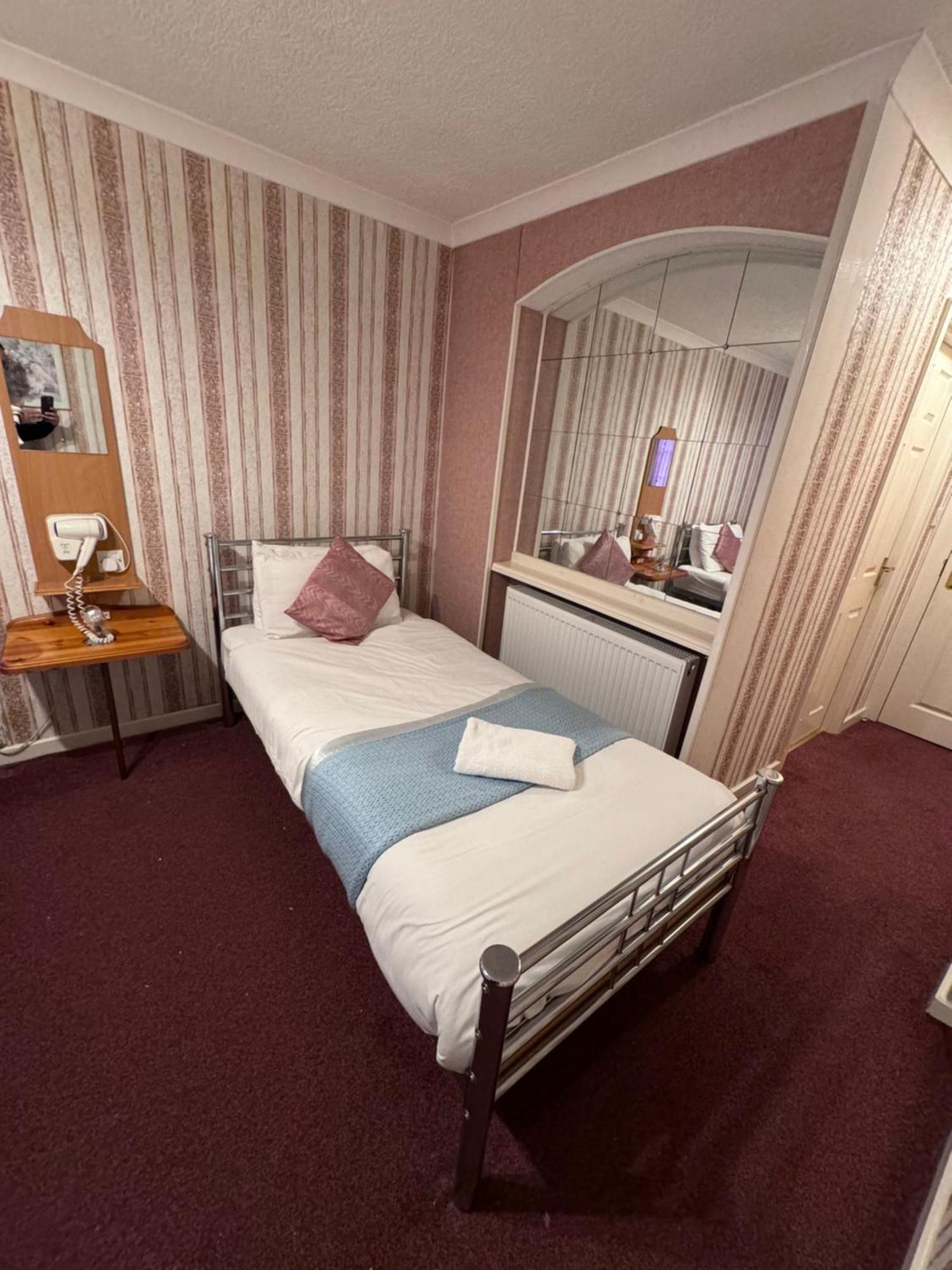 All Seasons Gatwick Guest House & Parking Хорли Экстерьер фото