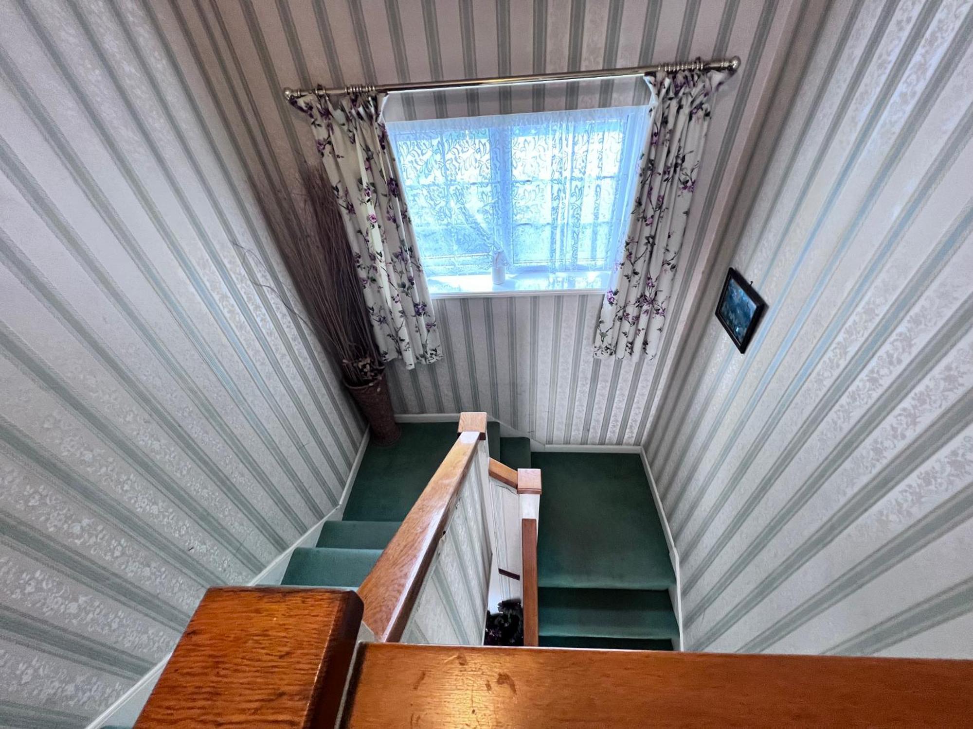 All Seasons Gatwick Guest House & Parking Хорли Экстерьер фото