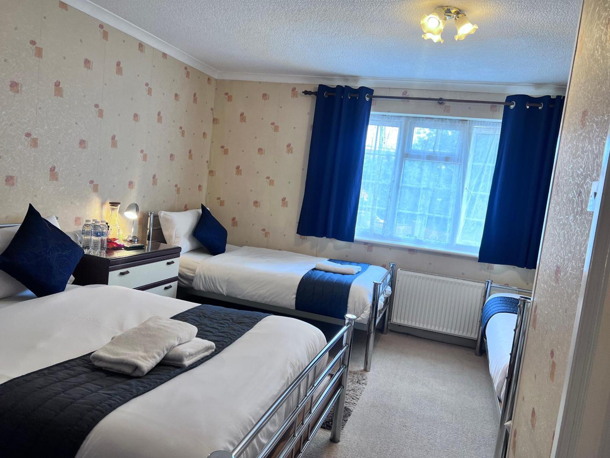All Seasons Gatwick Guest House & Parking Хорли Экстерьер фото