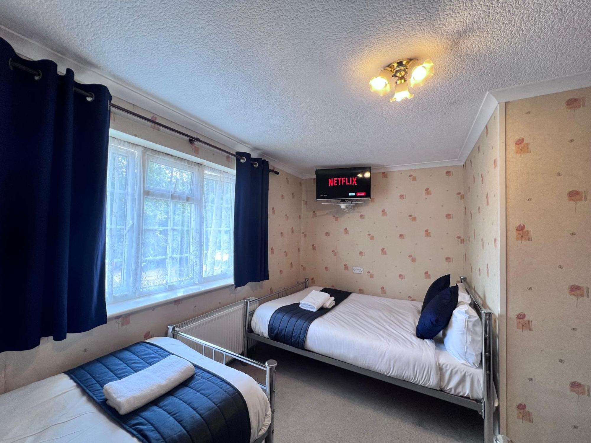 All Seasons Gatwick Guest House & Parking Хорли Экстерьер фото