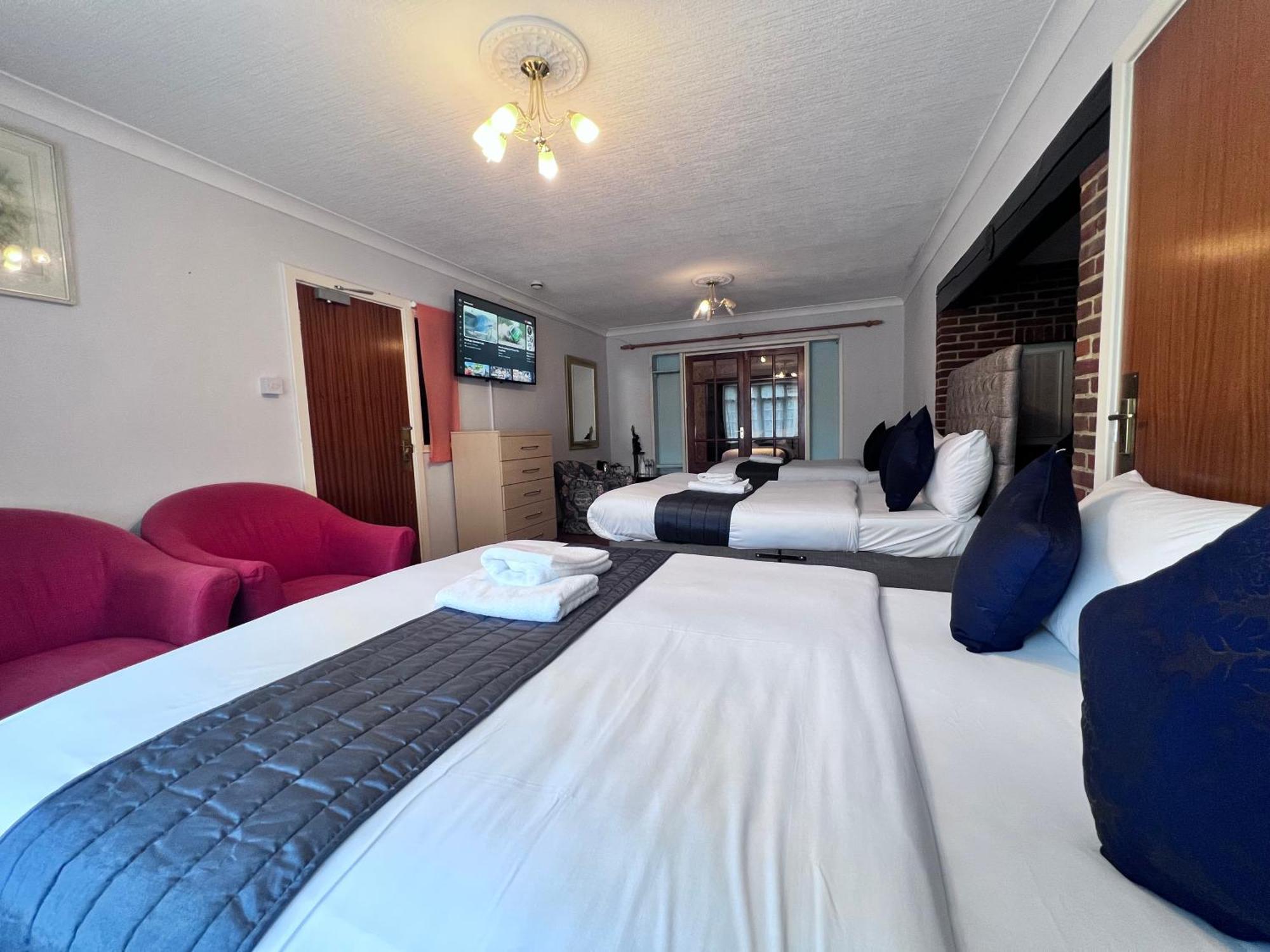 All Seasons Gatwick Guest House & Parking Хорли Экстерьер фото