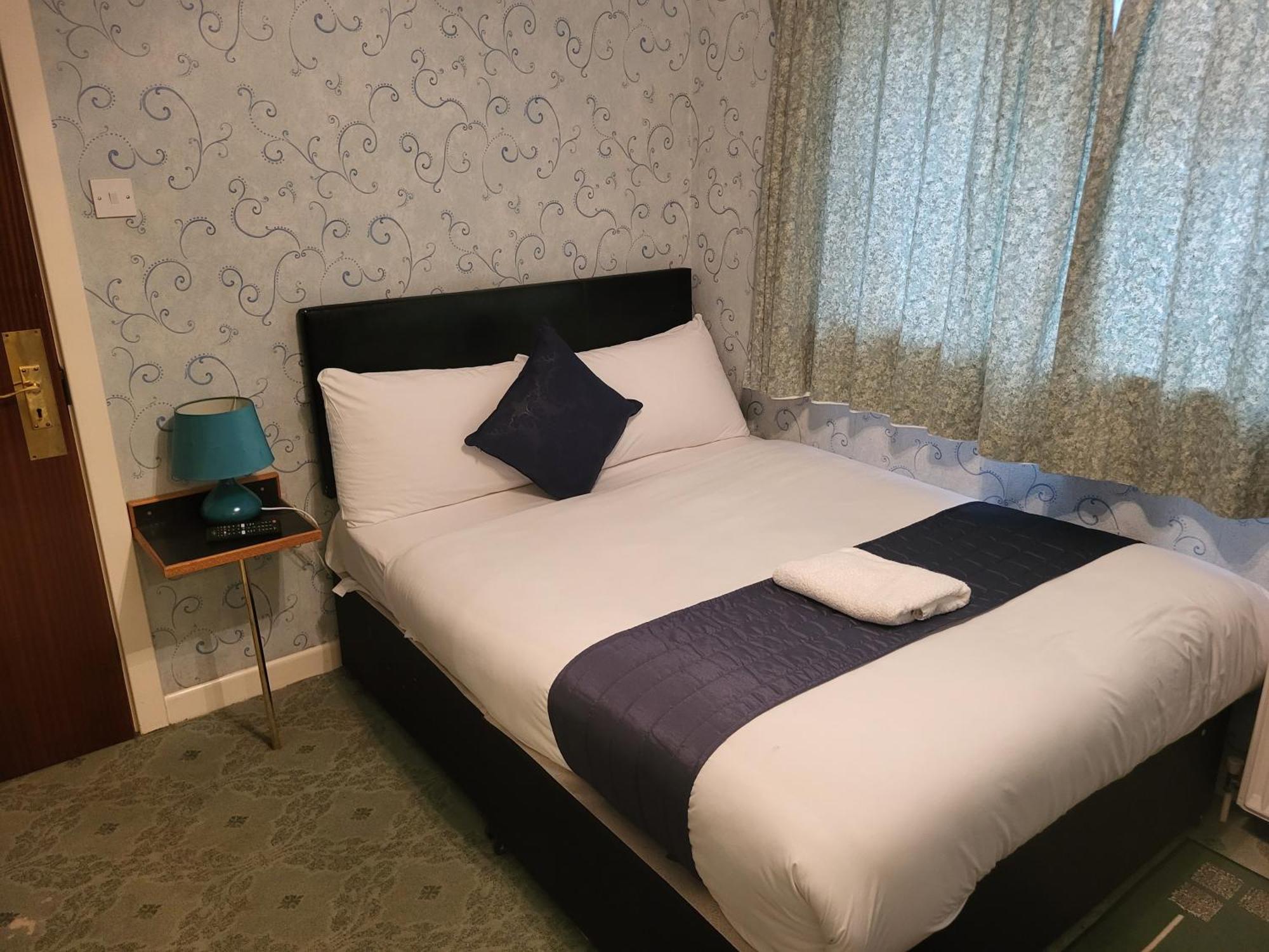 All Seasons Gatwick Guest House & Parking Хорли Экстерьер фото