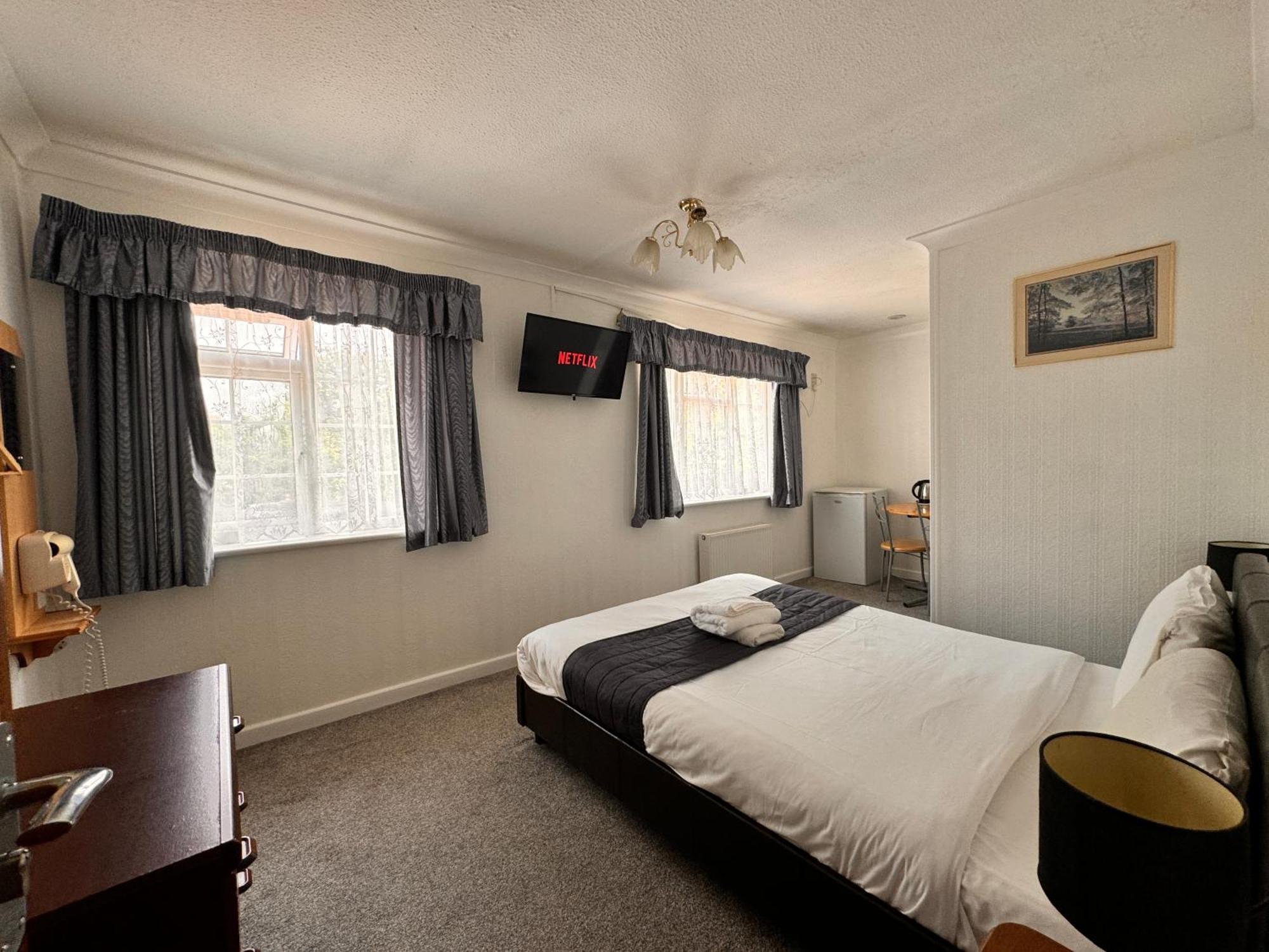 All Seasons Gatwick Guest House & Parking Хорли Экстерьер фото