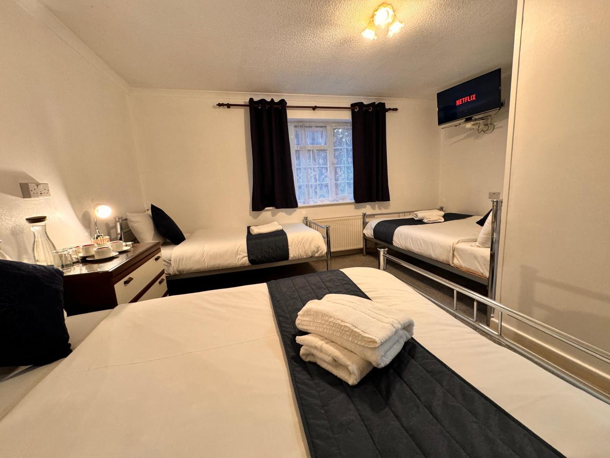 All Seasons Gatwick Guest House & Parking Хорли Экстерьер фото
