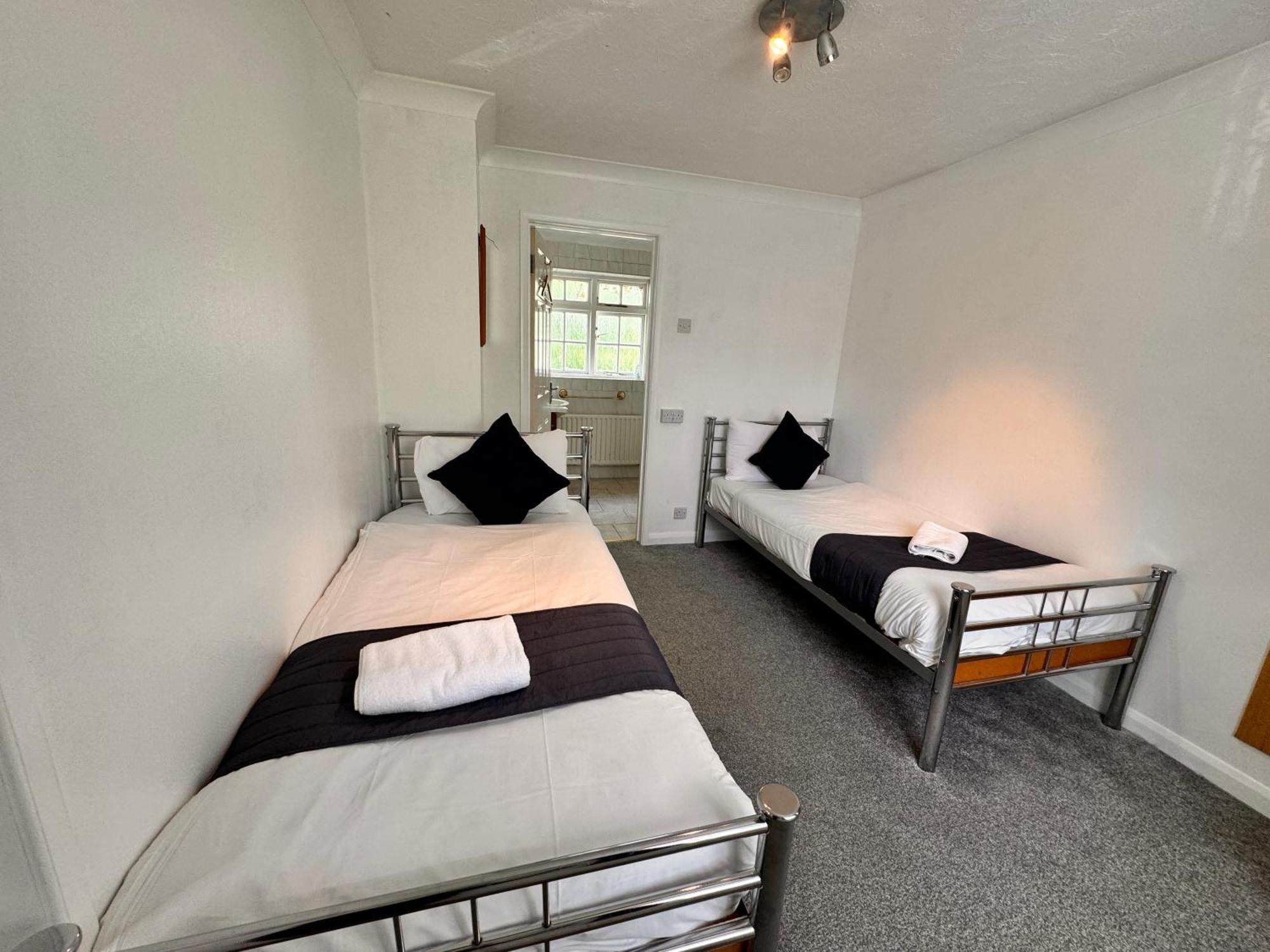 All Seasons Gatwick Guest House & Parking Хорли Экстерьер фото
