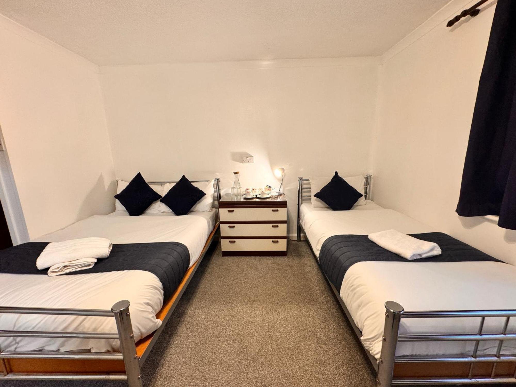 All Seasons Gatwick Guest House & Parking Хорли Экстерьер фото
