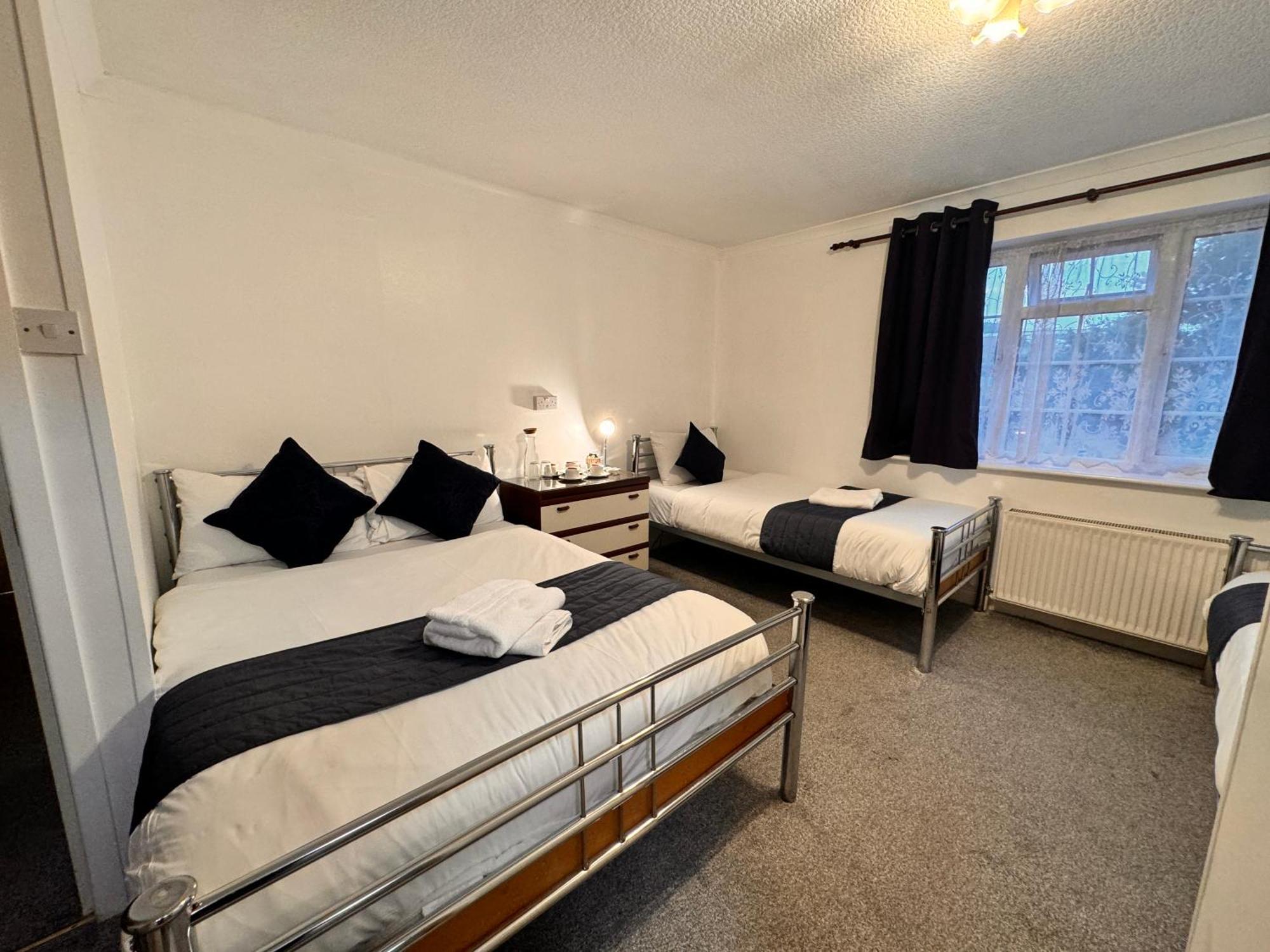 All Seasons Gatwick Guest House & Parking Хорли Экстерьер фото