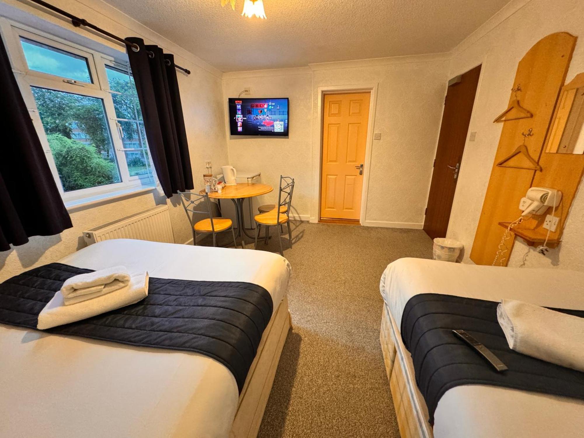 All Seasons Gatwick Guest House & Parking Хорли Экстерьер фото