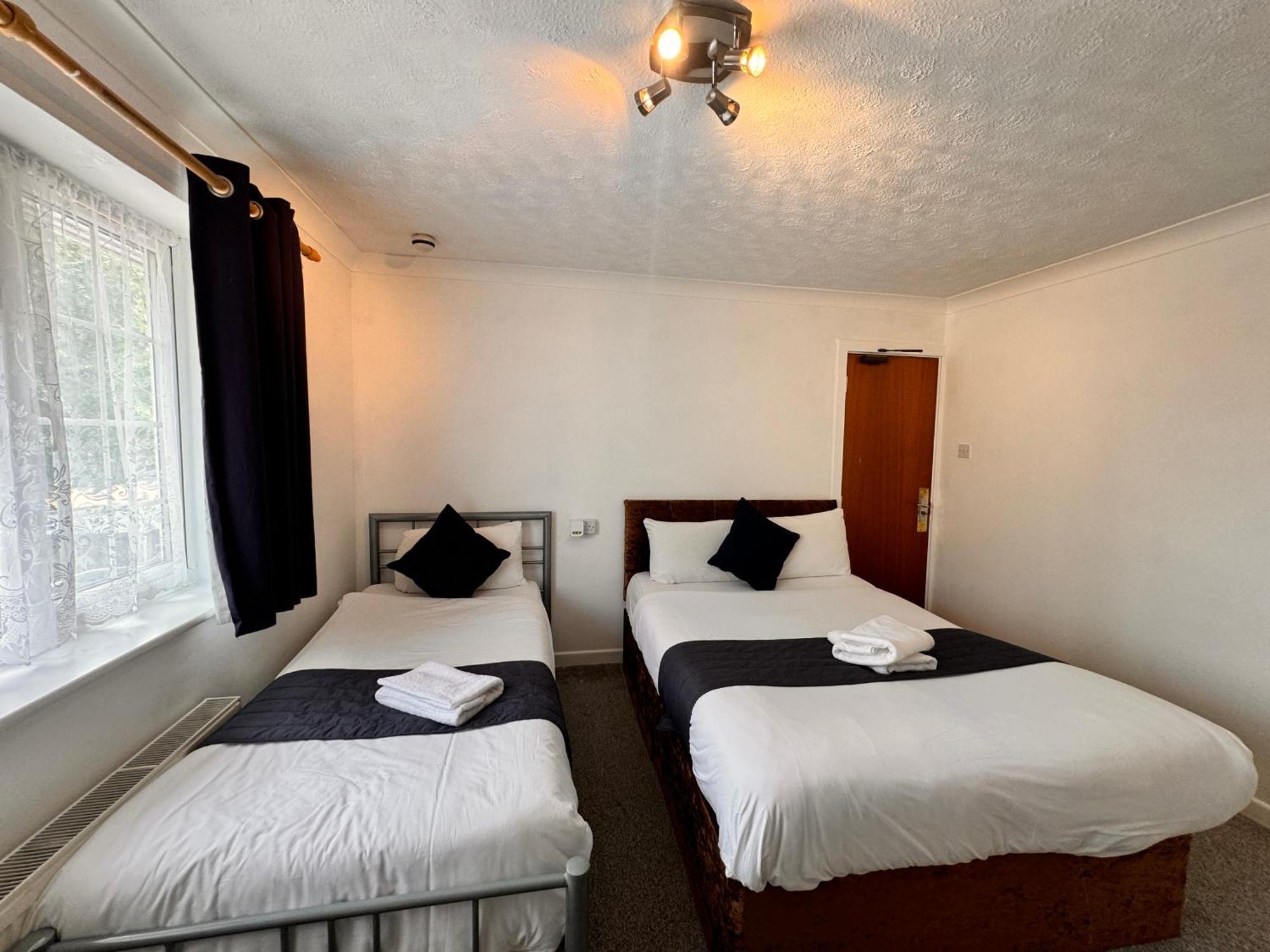 All Seasons Gatwick Guest House & Parking Хорли Экстерьер фото