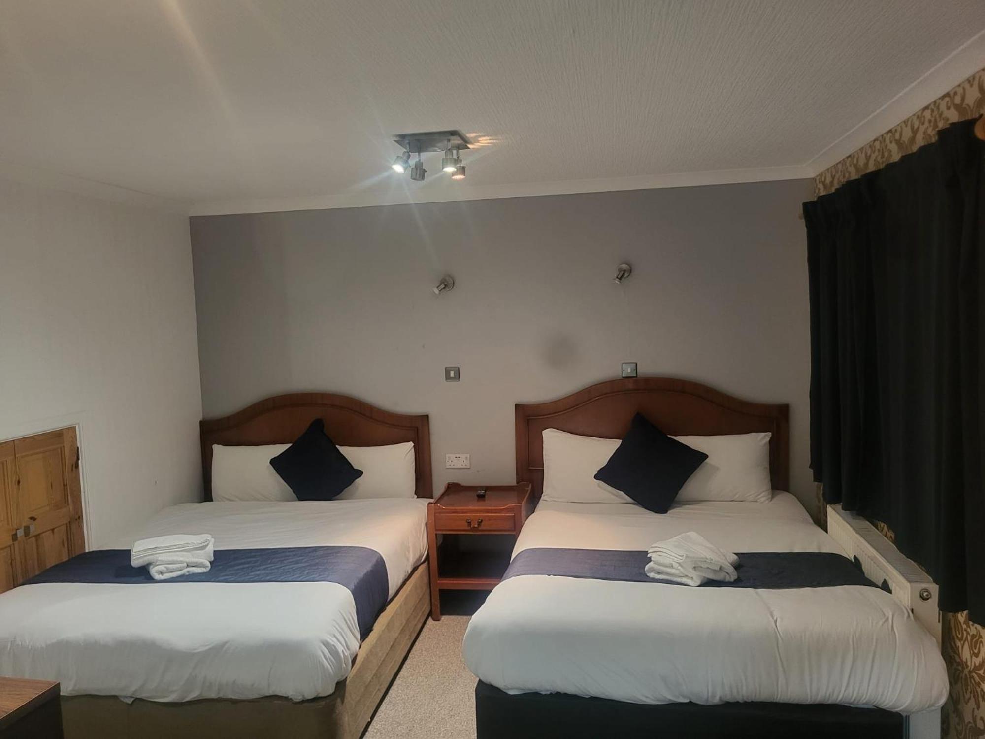 All Seasons Gatwick Guest House & Parking Хорли Экстерьер фото