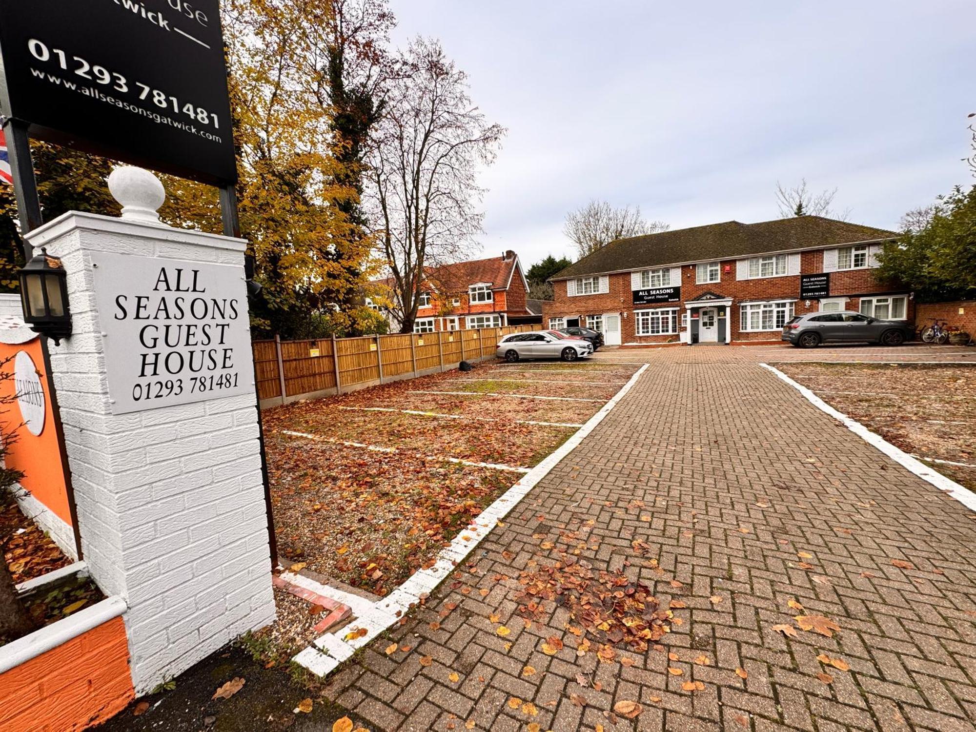 All Seasons Gatwick Guest House & Parking Хорли Экстерьер фото
