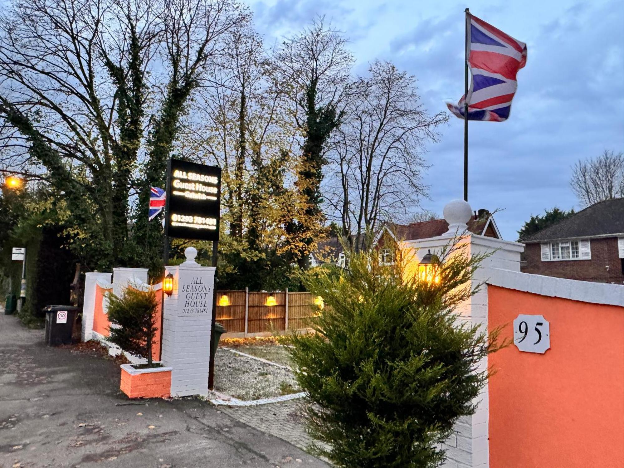 All Seasons Gatwick Guest House & Parking Хорли Экстерьер фото