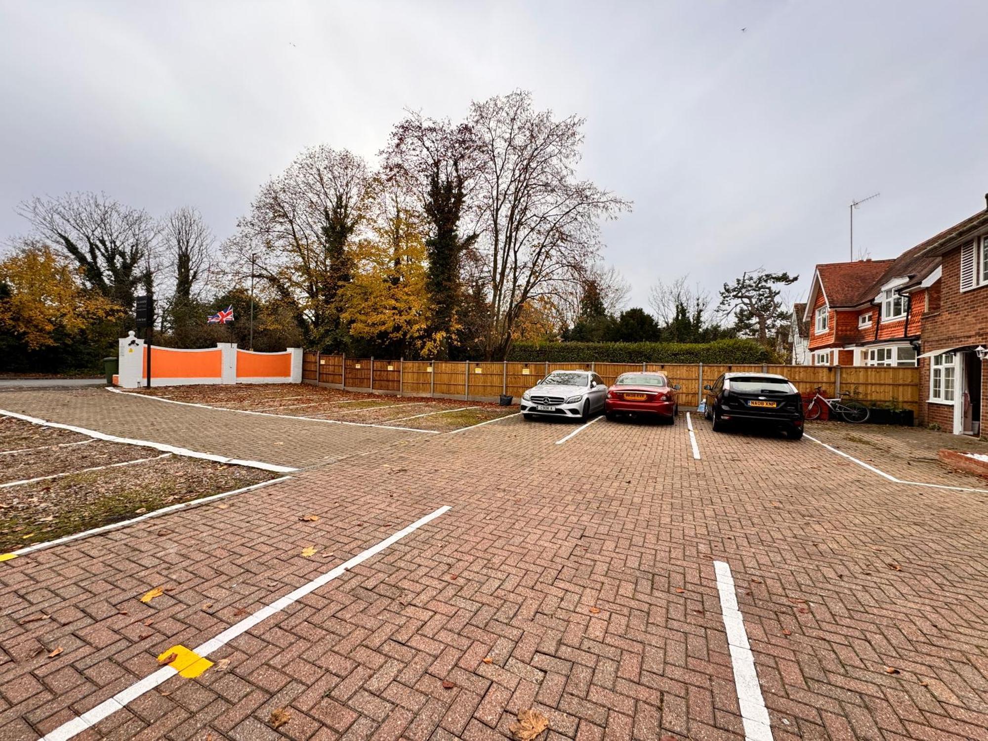 All Seasons Gatwick Guest House & Parking Хорли Экстерьер фото